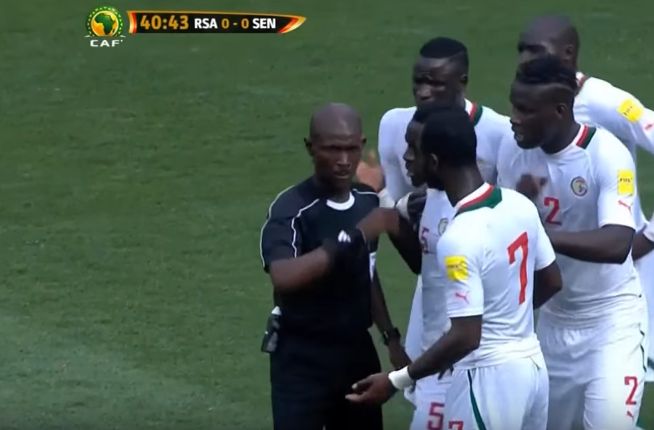 FIFA dożywotnio zawiesiła sędziego eliminacji mundialu! M.in. za ten rzut karny [VIDEO]