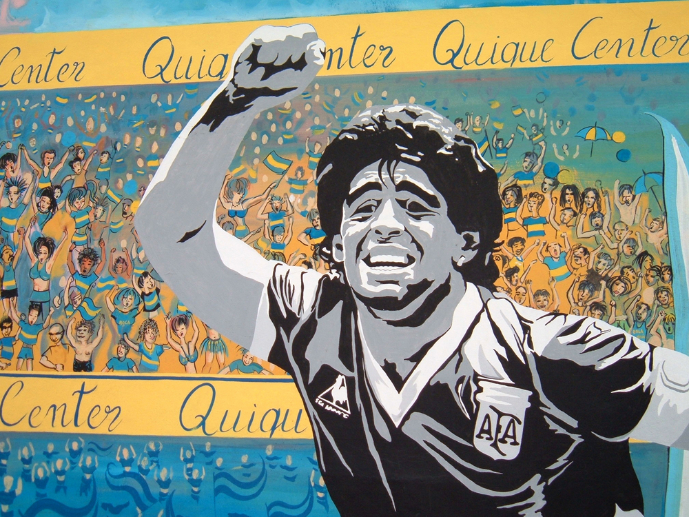 [QUIZ] Maradona, Boniek, Cantona... Wiesz wszystko o gwiazdach sprzed lat?