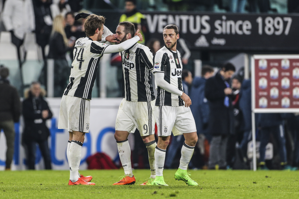 Higuain ratuje remis w derbach Turynu