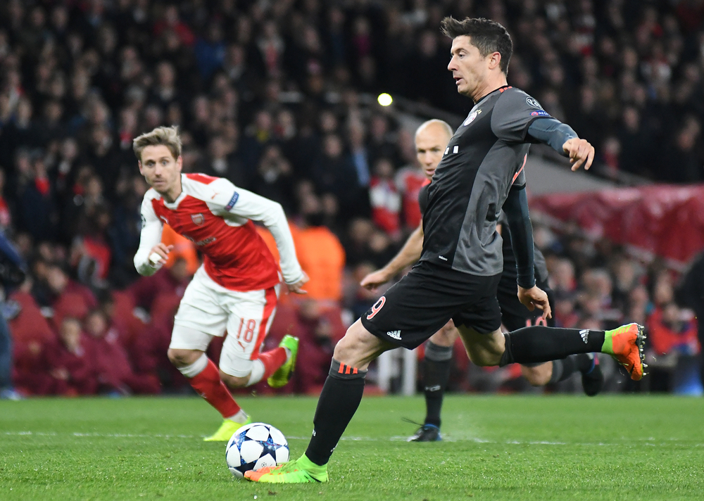 Arsenal wygrał z Bayernem po rzutach karnych w sparingu. Gol Lewego, 45 minut Bielika