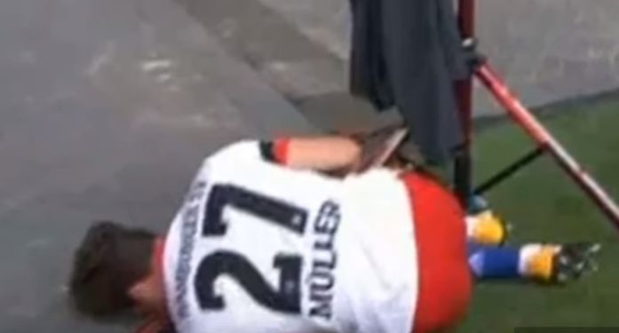 Kuriozalna sytuacja w Bundeslidze. Piłkarz tak bardzo świętował zdobycie bramki, że... zerwał więzadła [VIDEO]