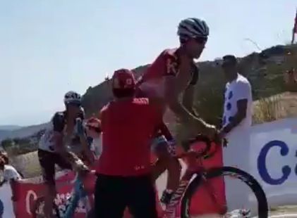 Skandaliczne sceny podczas Vuelta a Espana. Kibic przewrócił kolarza [VIDEO]