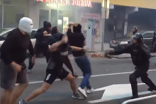 Niespokojnie w Mariborze. Raca prawie trafiła w sędziego [VIDEO]