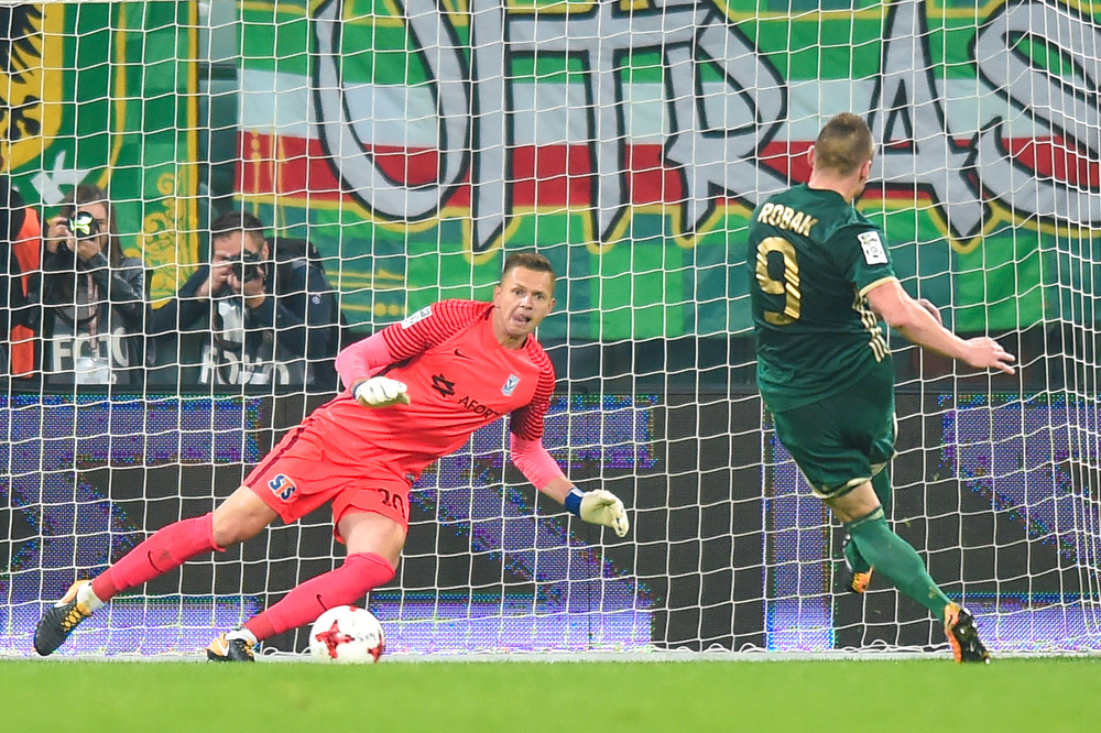 Robak: W szkole stałem na bramce