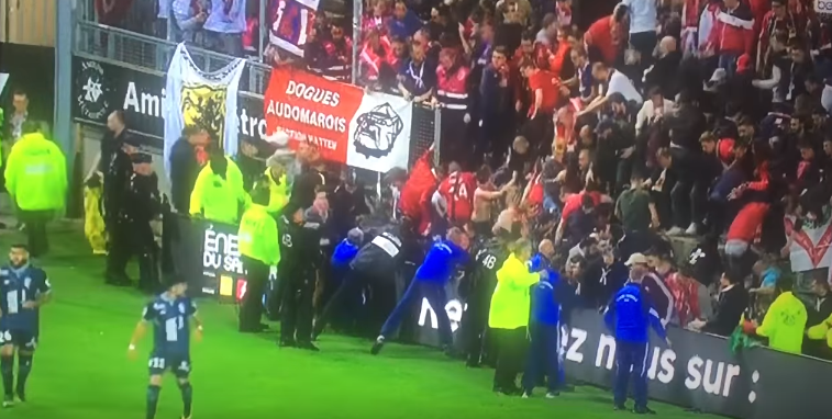 Dramatyczna sytuacja w czasie meczu Ligue 1. Barierki nie wytrzymały pod naporem kibiców [VIDEO]