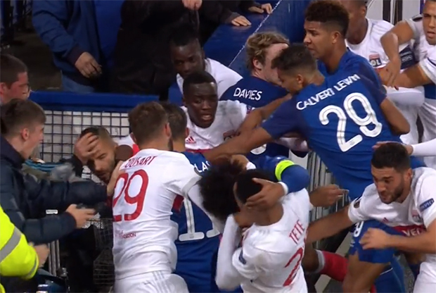 Awantura w trakcie meczu Evertonu z Lyonem. Kibic z dzieckiem na ręku odepchnął piłkarza Olympique [VIDEO]