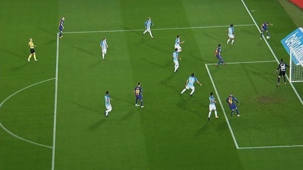 Fatalny błąd sędziego w meczu Barcelony. Arbiter nie zauważył, że piłka była poza boiskiem [VIDEO]