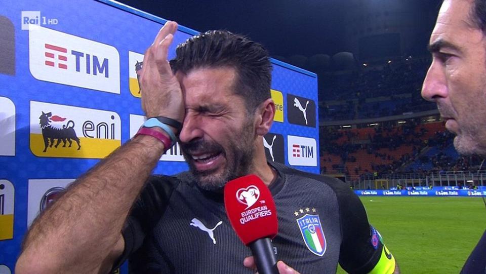 Zapłakany Buffon kończy z reprezentacją. "Zawiedliśmy cały kraj" [VIDEO]