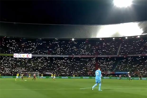 Wzruszająca chwila w Rotterdamie. Kibice Feyenoordu upamiętnili rocznicę śmierci syna swojego bramkarza [VIDEO]