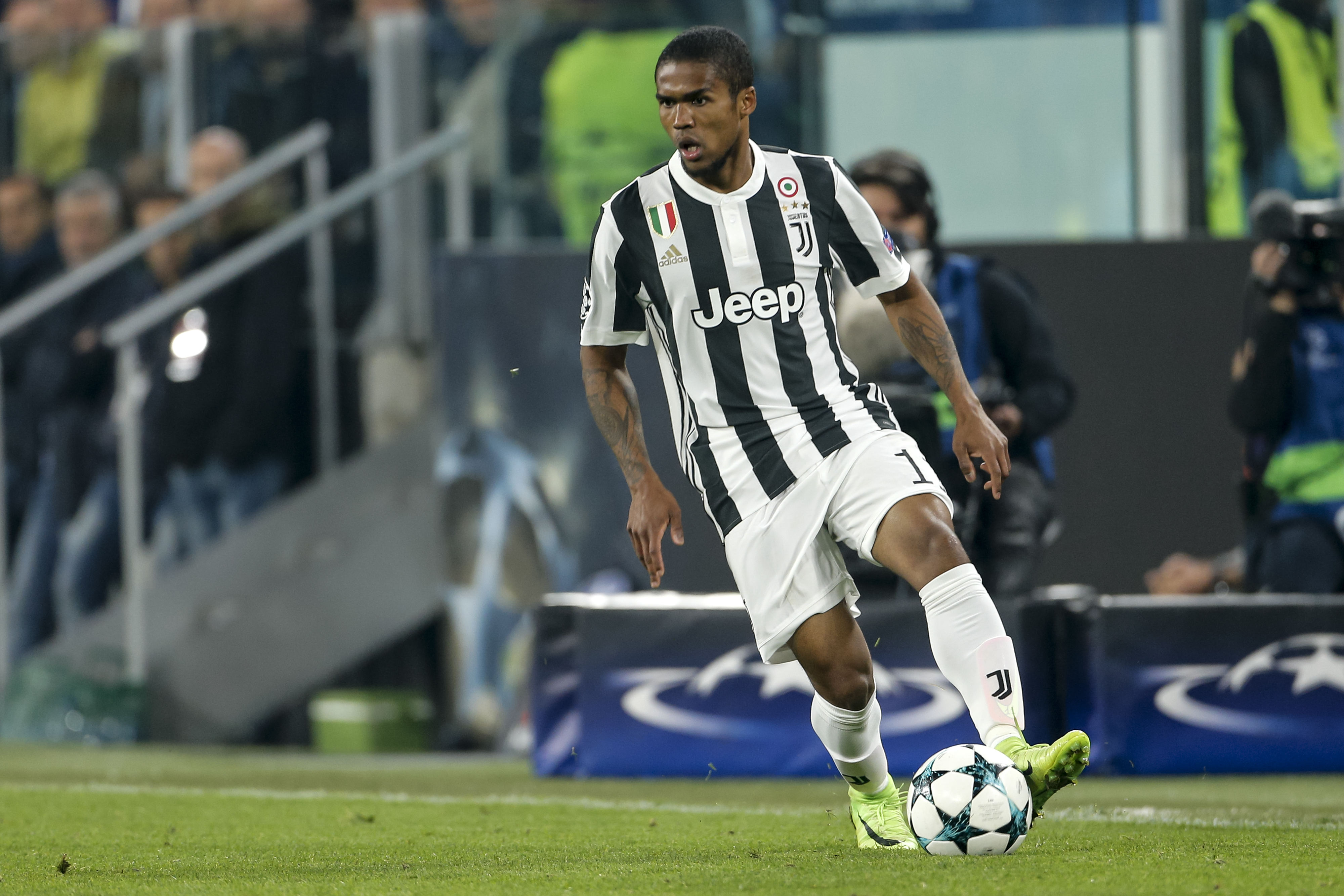 Douglas Costa pozytywnie o AC Milanie przed niedzielnym meczem. "Zasługują na wielki szacunek"