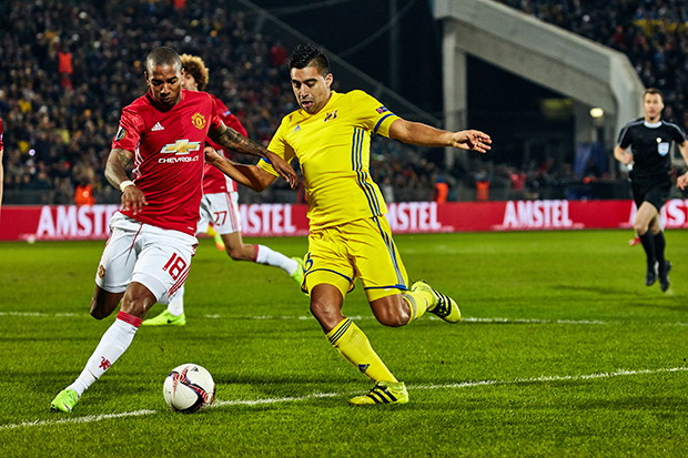 Angielskie media: Ashley Young na dłużej w Manchesterze United