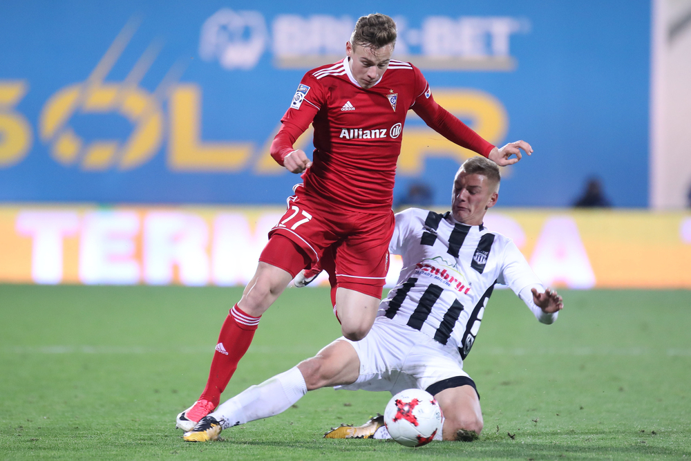 Tylko dwaj piłkarze z Ekstraklasy byli drożsi. Szymon Żurkowski o krok od transferu do Włoch