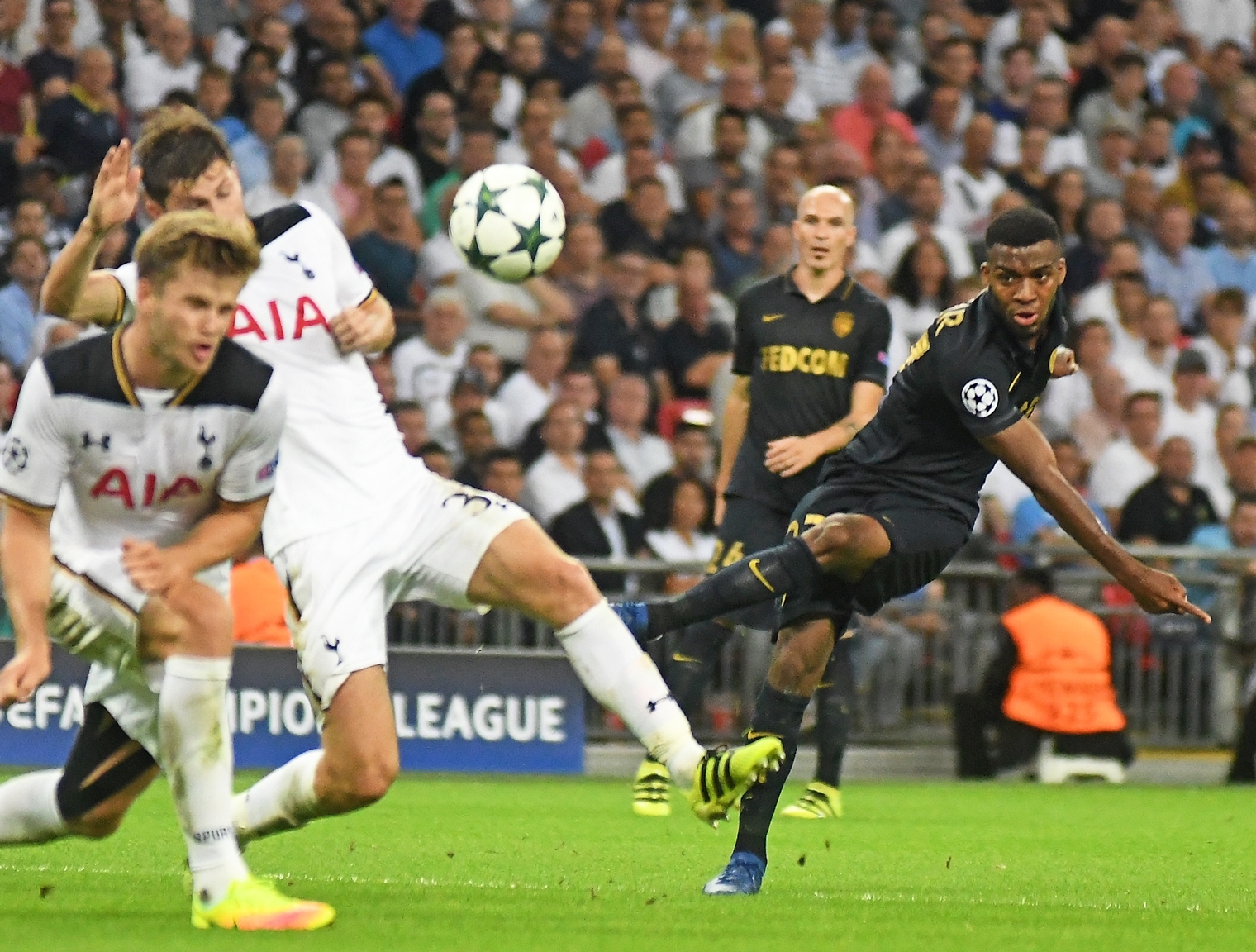 Lemar żałuje, że nie przeniósł się do Arsenalu lub Liverpoolu i chce transferu latem