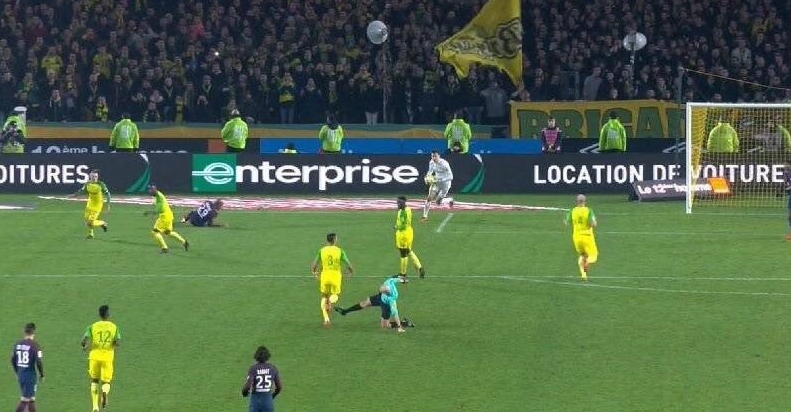 Piłkarskie jaja w meczu PSG. Zawodnik sfaulował sędziego, a ten chciał mu oddać! [VIDEO]