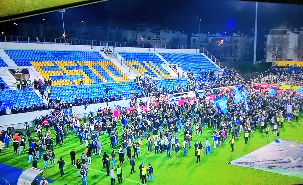 Chwile grozy na meczu FC Porto. Jedna z trybun zaczęła pękać, kibice ewakuowani