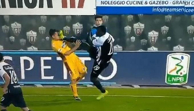 Bolesne karate w Serie B. Piłkarz trafił korkami prosto w twarz rywala [VIDEO]