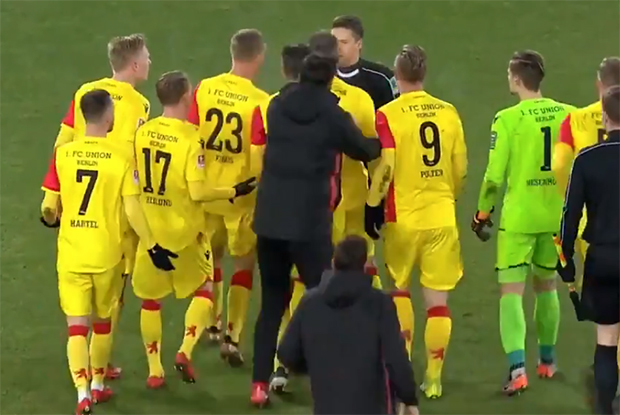 Skandal w 2. Bundeslidze. Sędzia zakończył mecz, gdy piłka leciała w kierunku bramki. Chwilę później wpadła do siatki [VIDEO]