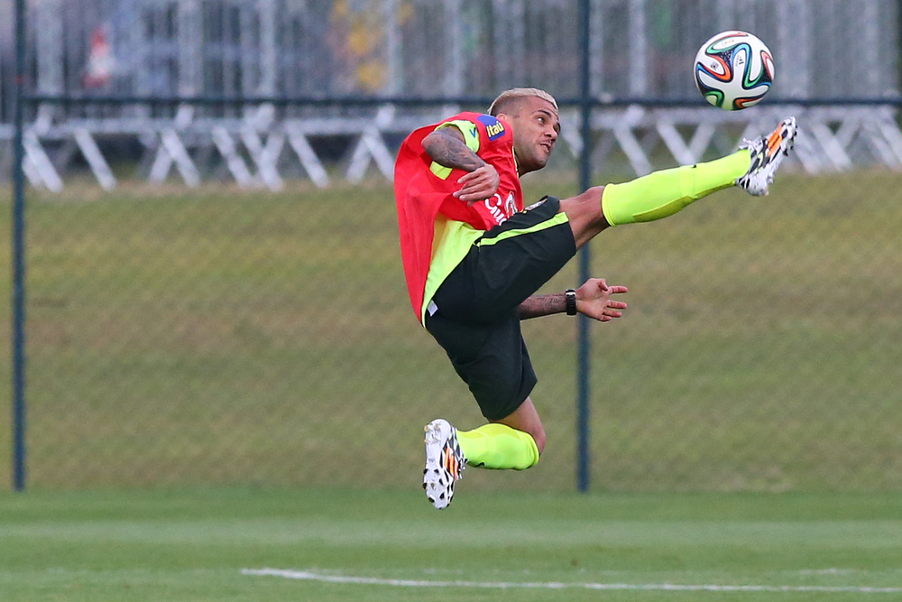 Di Maria z hat-trickiem i awans PSG. Dani Alves... bramkarzem! [VIDEO]