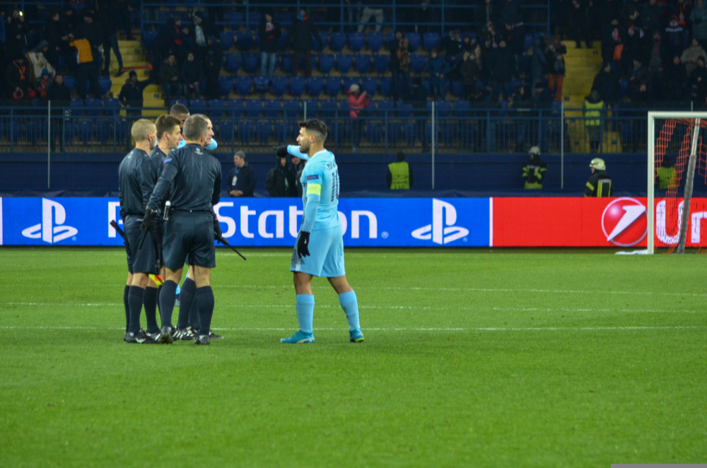 Chaos na boisku po porażce City. Aguero uderzył kibica [VIDEO]