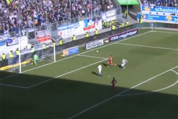 Kuriozum w 2. Bundeslidze. Bramkarz poszedł się napić, a rywale strzelili mu gola [VIDEO]