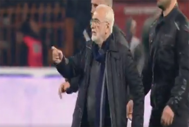 Awantura w Grecji. Prezydent PAOK wtargnął na boisko i wygrażał sędziemu. Miał przy sobie pistolet [VIDEO]