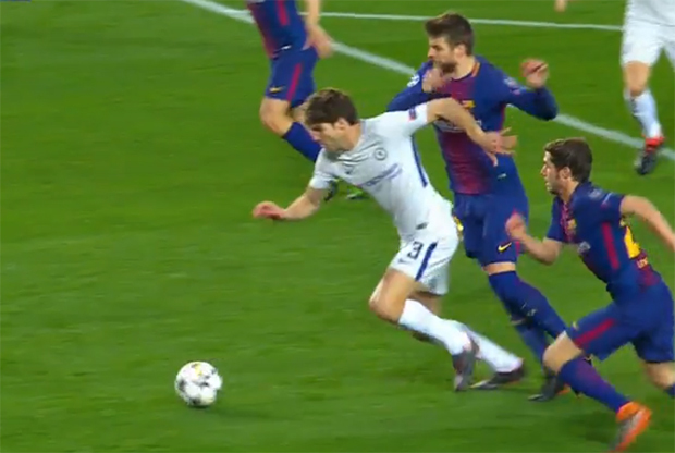 Alonso upadł w polu karnym Barcelony, ale sędzia nie podyktował karnego dla Chelsea. Eksperci zgodni ze Skominą [VIDEO]
