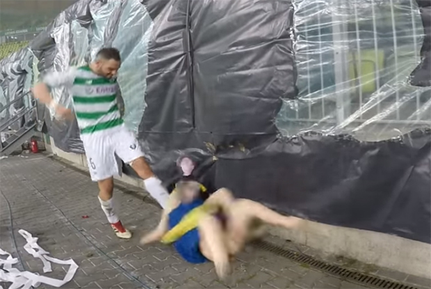Incydent po derbach Trójmiasta. Sławczew i Peszko kopali lalki w barwach Arki Gdynia [VIDEO]