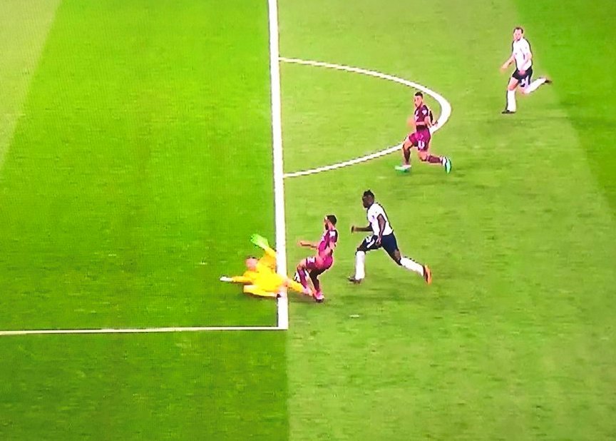 Wielbłąd sędziego w hicie Premier League! Arbiter podyktował karnego, choć Lloris sfaulował Sterlinga przed polem karnym! [VIDEO]