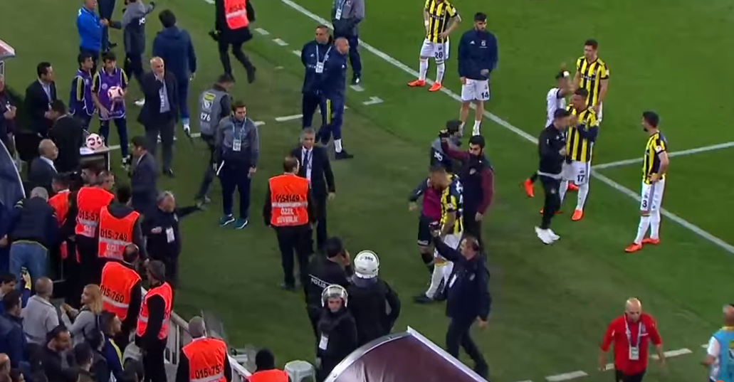 Piekło w przerwanych derbach Stambułu! Bandycki faul Pepe, bijatyka w tunelu i ranny Senol Gunes [VIDEO]
