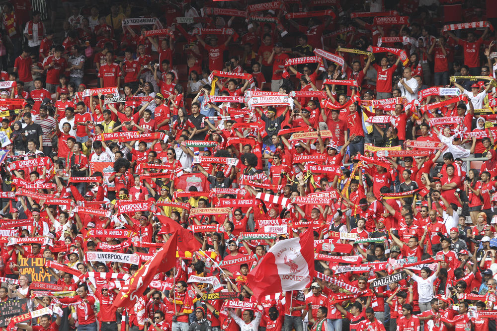 Spektakl na boisku, dramat pod stadionem. Kibic Liverpoolu walczy o życie, policja stawia zarzuty o usiłowanie zabójstwa [VIDEO]