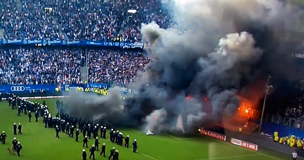Jedyny zespół, który grał w Bundeslidze od początku, właśnie z niej spadł! Kibice przerwali mecz [VIDEO]
