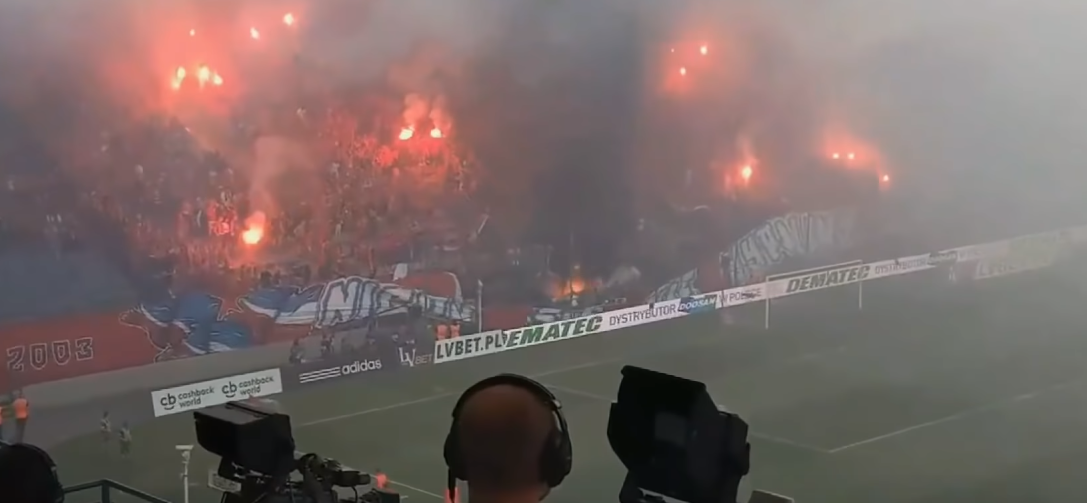 Ogień na stadionie w Krakowie! Kibice Wisły spalili własne barwy! [VIDEO] 
