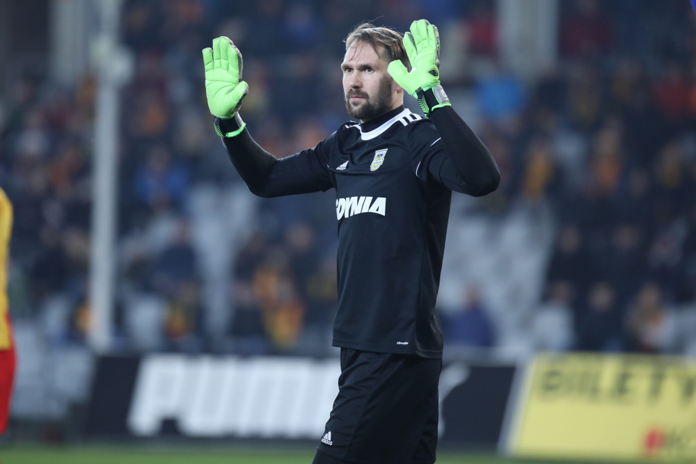 Jagiellonia Białystok ściągnie czołowego bramkarza Ekstraklasy. "Rozmowy na finiszu"