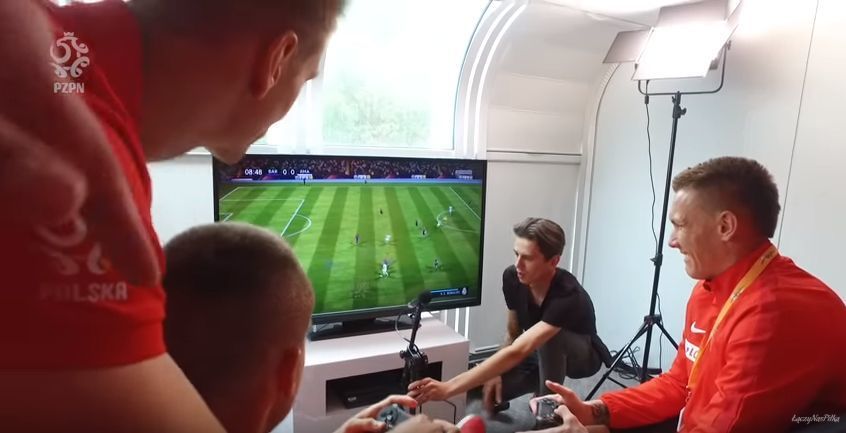 Naprawa roweru i turniej w FIFĘ, czyli jak kadrowicze przygotowują się do mundialu [VIDEO]