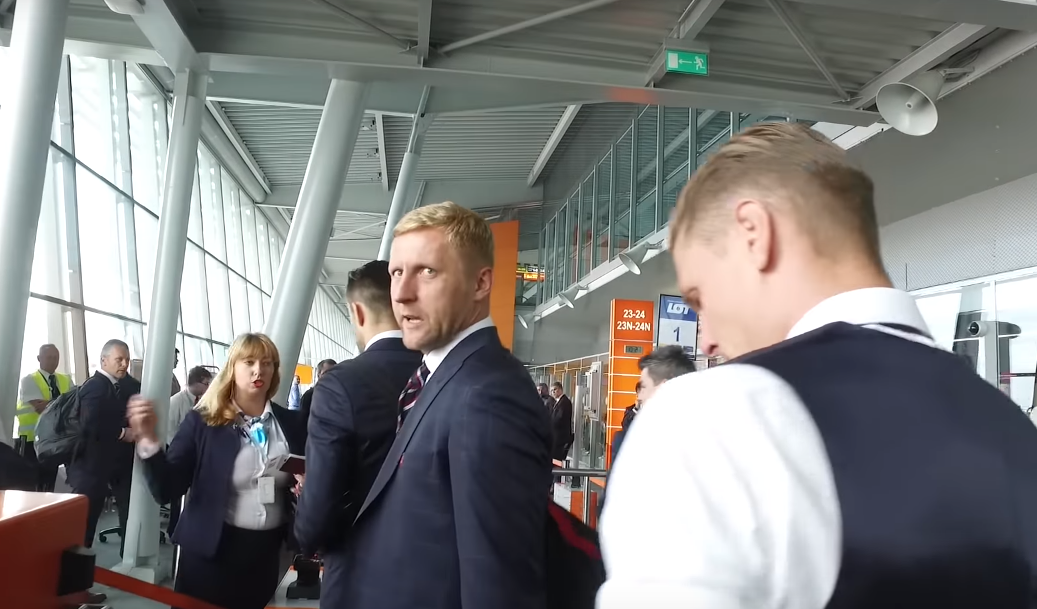 Odlot polskiej kadry i żarty na lotnisku. "Jak komuś puszczą zawory przed meczem, to jestem" [VIDEO]