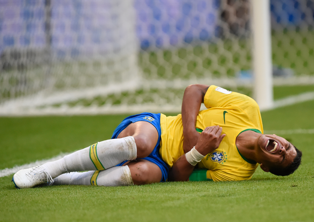 Neymar symulował, ale... ma pretensje do sędziego. "Kartka była niepotrzebna" [VIDEO]