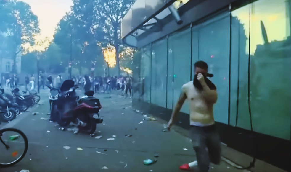 Tak świętuje Francja. Bitwa z policją w Paryżu, zdemolowane samochody, splądrowane sklepy [VIDEO]