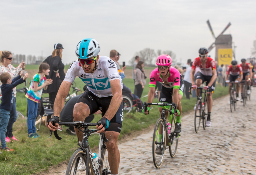 Kolarz Sky wykluczony z Tour de France. Uderzył rywala