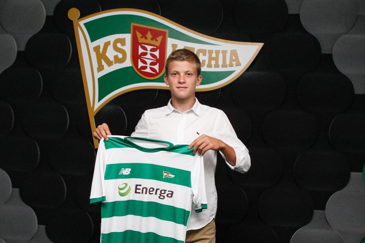 Jakub Kałuziński na dłużej w Lechii Gdańsk. Klub przedłużył kontrakt z wychowankiem