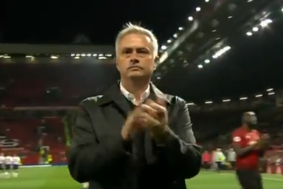 Mourinho oklaskiwał kibiców. Czy to jego pożegnanie z Old Trafford? [VIDEO]