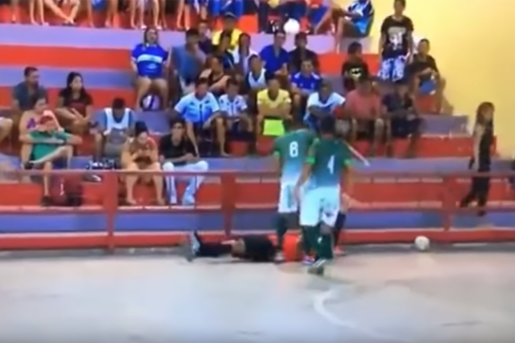 Brutalnie pobił sędziego za nieodgwizdanie faulu. Uderzył go "z byka" i kopnął [VIDEO]