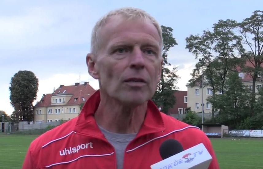 Bardzo ostra wypowiedź polskiego trenera. "Ten przepis, że młodzieżowcy muszą grać, to katastrofa. Trzeba takiemu cudakowi dać grać" [VIDEO]