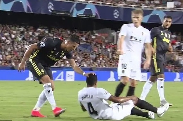 Ronaldo słusznie wyrzucony z boiska? Kopnął rywala i próbował szarpać go za włosy [WIDEO]