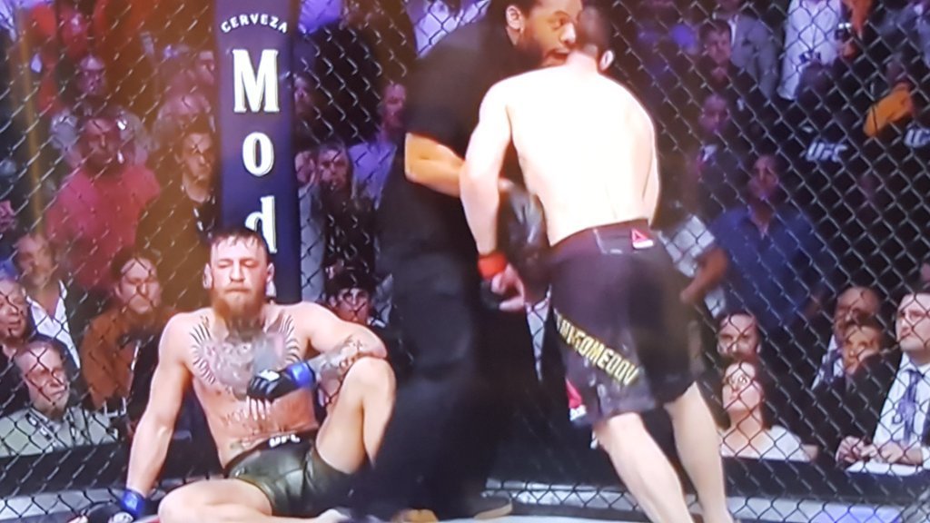"Wtedy ta je... irlandzka dz... mnie uderzyła" - kuzyn Nurmagomedova pokazuje obrażenia zadane mu przez McGregora [WIDEO]