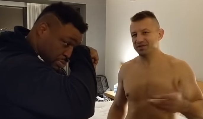 Najpierw znokautował Adamka, a potem odwiedził go w hotelu i płakał [WIDEO]