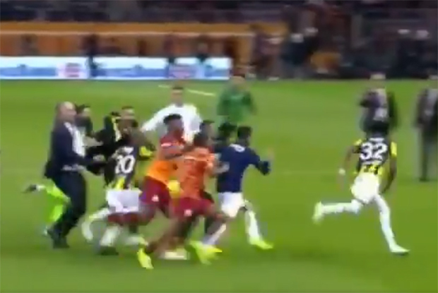 Zadyma po derbach Stambułu. Piłkarz Fenerbahce uciekał z boiska przed rywalami [WIDEO]