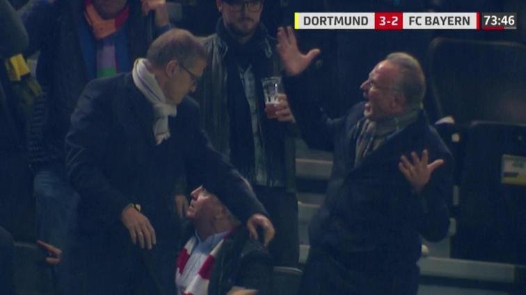 Nieprzyjemny incydent podczas hitu Bundesligi. Szefowie Bayernu zostali oblani piwem [WIDEO]