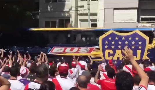 Nowe doniesienia i filmy z argentyńskiego piekła. Skandal w finale Copa Libertadores [WIDEO]