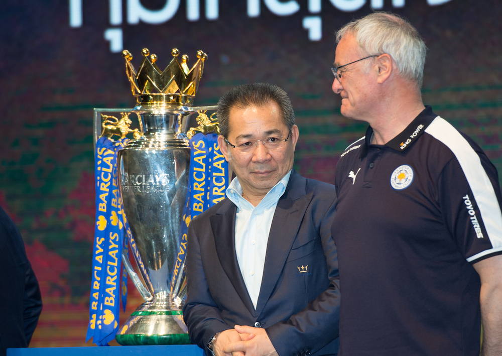 „Dziękujemy, że pozwoliłeś nam marzyć". Kibice Watfordu oddali hołd właścicielowi Leicester [ZDJĘCIE]
