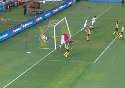 Niecodzienna sytuacja w lidze australijskiej. Piłkarz połamał bramkę! [WIDEO]